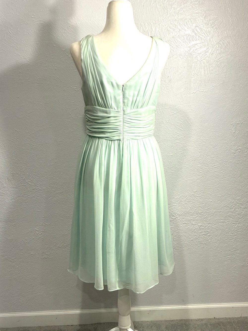 Donna Morgan Sleeveless V-Neck Mint Green Dress, Satin lined, Size 8, Chiffon